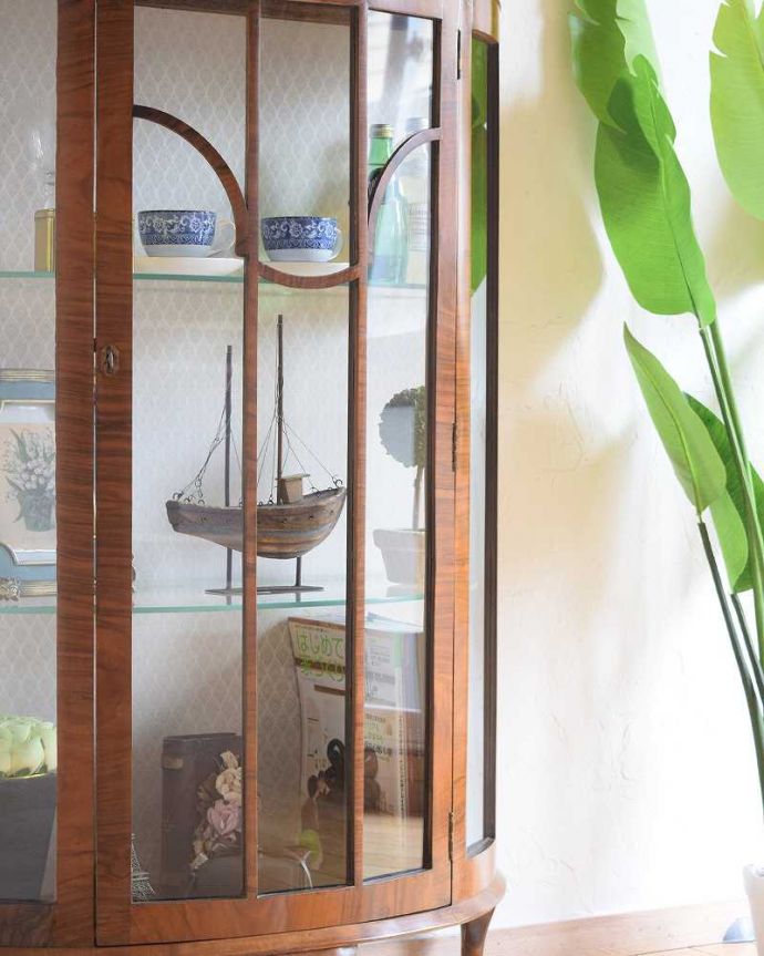 アンティークのキャビネット アンティーク家具 美しいアンティーク家具、イギリス輸入のウォールナット材のガラスキャビネット。ガラス越しに見るお気に入りの美しさ…アンティークのガラス扉を通して見ると、中に入れたものがキラッキラに輝いて見えるんです。(k-2068-f)