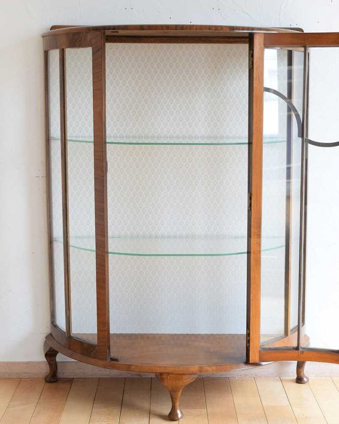 アンティークのキャビネット アンティーク家具 美しいアンティーク家具、イギリス輸入のウォールナット材のガラスキャビネット。扉を開けて中を見てみると…職人がキレイに修復して、背板も新しい生地に張替えました。(k-2068-f)