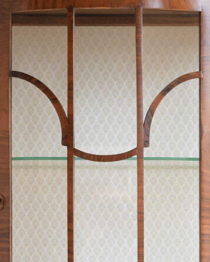 アンティークのキャビネット アンティーク家具 美しいアンティーク家具、イギリス輸入のウォールナット材のガラスキャビネット。アンティークらしい装飾が魅力やっぱりアンティークらしいデザインが魅力。(k-2068-f)