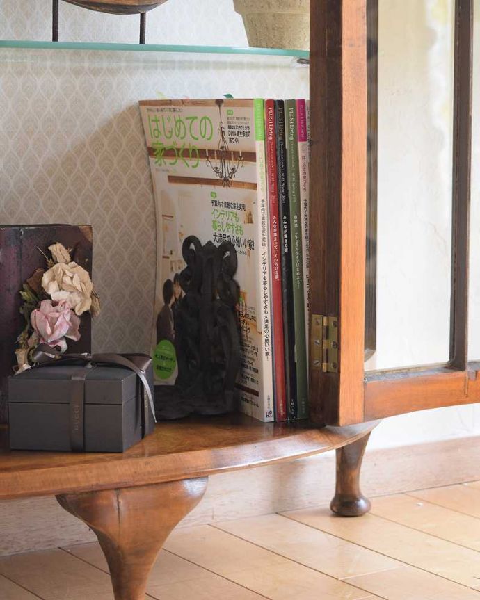 アンティークのキャビネット アンティーク家具 美しいアンティーク家具、イギリス輸入のウォールナット材のガラスキャビネット。扉の中は収納たっぷりA4サイズの雑誌までしっかり収納出来ちゃう大きさ。(k-2068-f)