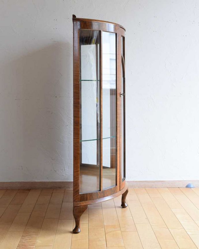 アンティークのキャビネット アンティーク家具 美しいアンティーク家具、イギリス輸入のウォールナット材のガラスキャビネット。180度どこからでも中が見れちゃうグルっと180度、どの角度からでも中が見れるハーフムーン型。(k-2068-f)