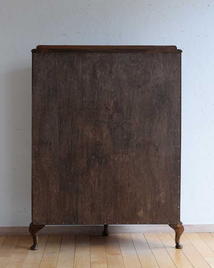 アンティークのキャビネット アンティーク家具 美しいアンティーク家具、イギリス輸入のウォールナット材のガラスキャビネット。もちろん後姿もキレイですアンティークは新品ではないので、もちろん経年変化によるキズはありますが、専門の職人がしっかり修復しているので後ろ姿までキレイです。(k-2068-f)