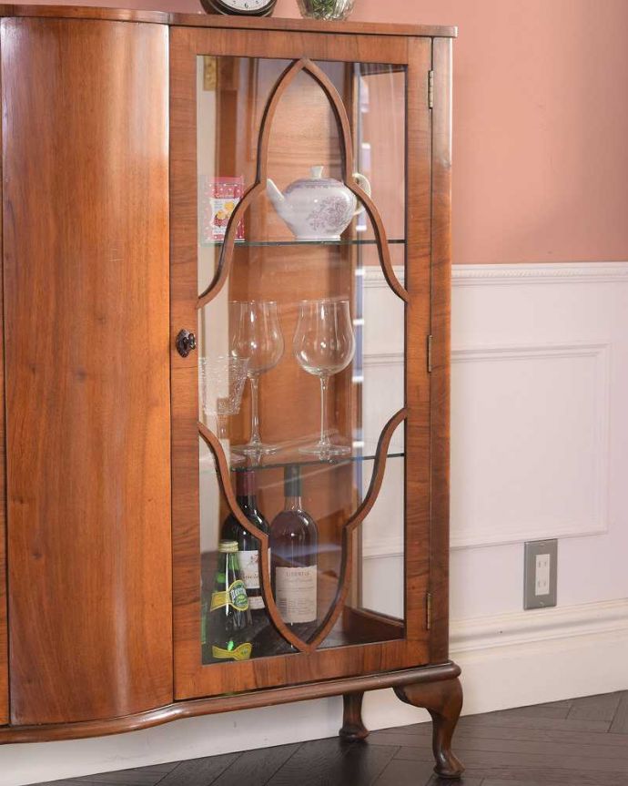 アンティークのキャビネット　アンティーク家具　美しいアンティーク家具、英国輸入のウォールナット材のガラスキャビネット。木で描かれたガラス扉の模様の美しさにうっとり･･･まだ機械のない時代に、どうやって作られたんだろう…と不思議になるくらい美しいガラス面に描かれた美しい木の模様が特長。(k-2069-f)