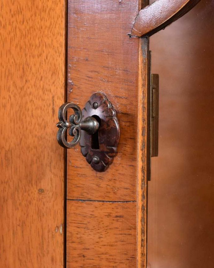 アンティークのキャビネット　アンティーク家具　美しいアンティーク家具、英国輸入のウォールナット材のガラスキャビネット。開ける度にワクワク取っ手もアンティークらしいデザイン。(k-2069-f)