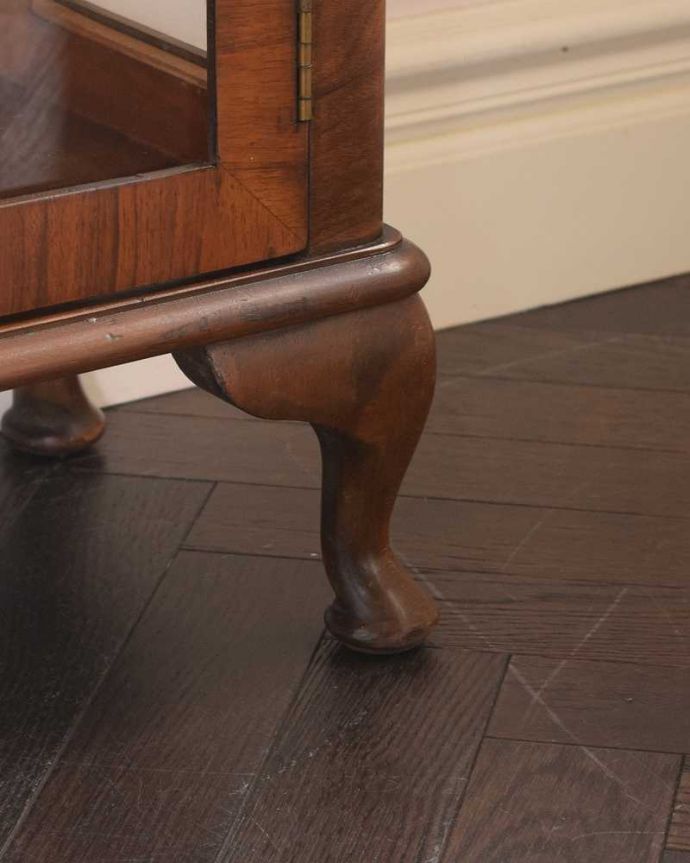 アンティークのキャビネット　アンティーク家具　美しいアンティーク家具、英国輸入のウォールナット材のガラスキャビネット。女性１人でラクラク運べちゃうんですHandleのアンティークは、脚の裏にフェルトキーパーをお付けしています。(k-2069-f)