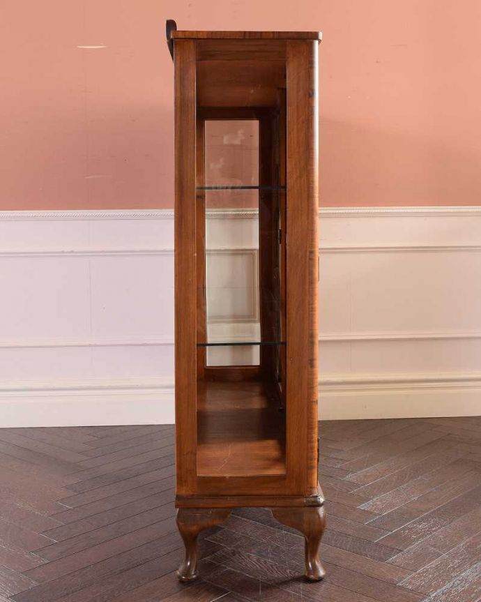 アンティークのキャビネット　アンティーク家具　美しいアンティーク家具、英国輸入のウォールナット材のガラスキャビネット。横から見ても素敵なんです三方向がガラスのキャビネット。(k-2069-f)