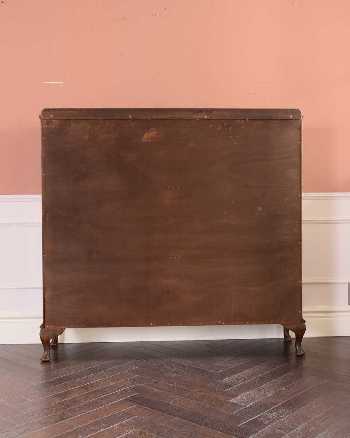 アンティークのキャビネット　アンティーク家具　美しいアンティーク家具、英国輸入のウォールナット材のガラスキャビネット。後ろ姿も美しいですアンティークは新品ではないので、経年変化によるキズはありますが、専門の職人がしっかり修復したので後姿もキレイです。(k-2069-f)