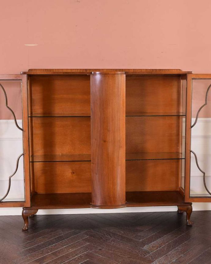 アンティークのキャビネット　アンティーク家具　美しいアンティーク家具、英国輸入のウォールナット材のガラスキャビネット。扉を開けてみると･･･職人がキレイに修復しています。(k-2069-f)