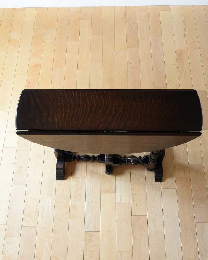 アンティークのテーブル　アンティーク家具　和室でも使えるアンティーク家具、ボビンターニングレッグのゲートレッグテーブル。畳むとこんなにスリムなサイズリーフを閉じた状態のテーブルを上から見るとこんな感じ。(k-2070-f)