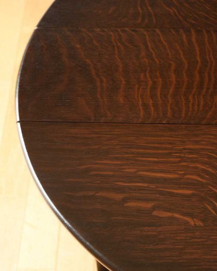 アンティークのテーブル　アンティーク家具　和室でも使えるアンティーク家具、ボビンターニングレッグのゲートレッグテーブル。近づいて見てみると･･･時間と手間暇を掛けて職人が丁寧にお直しした天板は、木目も美しいんです。(k-2070-f)