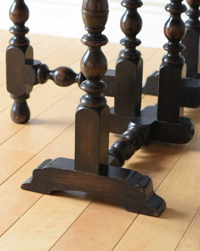 アンティークのテーブル　アンティーク家具　和室でも使えるアンティーク家具、ボビンターニングレッグのゲートレッグテーブル。持ち上げなくても移動できます！Handleのアンティークは、脚の裏にフェルトキーパーをお付けしていますので、持ち上げなくても床を滑らせて移動させることが出来ます。(k-2070-f)