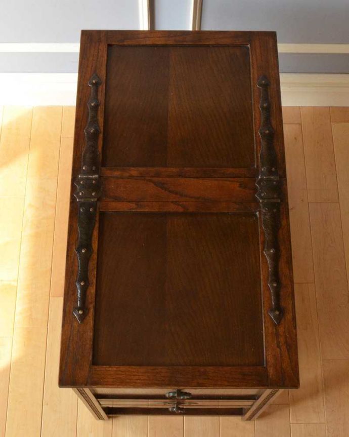 ブランケットボックス・収納ボックス アンティーク家具 オーク材のクラシックなアンティーク家具、引き出し付きのブランケットボックス。天板もピカピカに仕上げました一番目立つ場所だから、修復の時、天板もキレイに仕上げました。(k-2071-f)