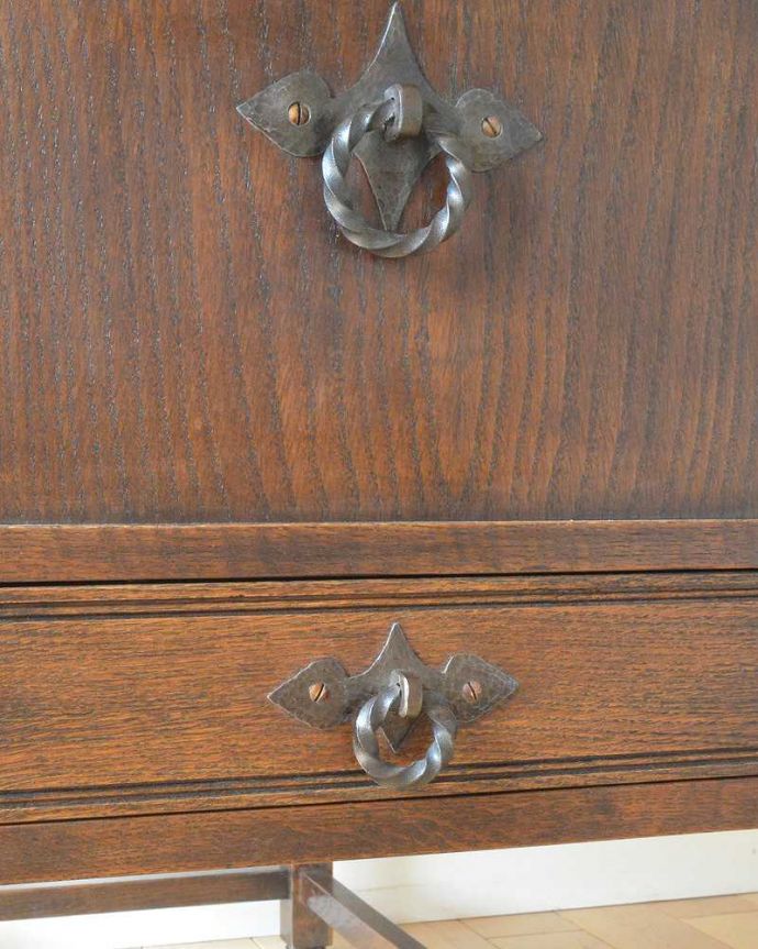 ブランケットボックス・収納ボックス アンティーク家具 オーク材のクラシックなアンティーク家具、引き出し付きのブランケットボックス。開ける度にワクワクしちゃう取っ手取っ手もアンティークらしいデザインで素敵なんです。(k-2071-f)