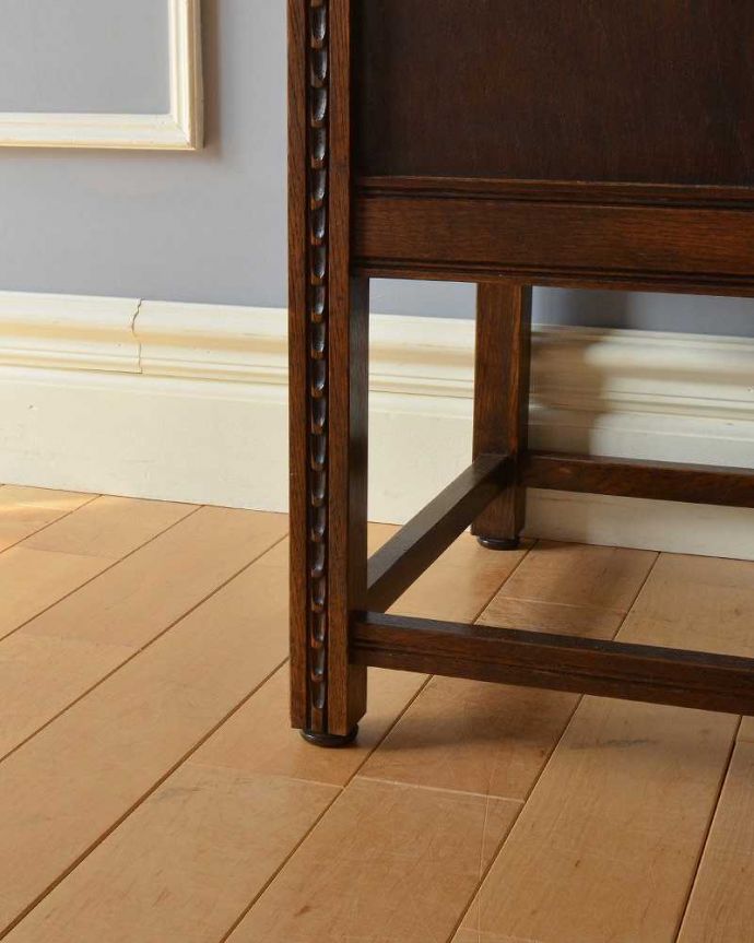 ブランケットボックス・収納ボックス アンティーク家具 オーク材のクラシックなアンティーク家具、引き出し付きのブランケットボックス。女性1人でラクラク運べちゃう仕掛けHandleのアンティークは、脚の裏にフェルトキーパーをお付けしています。(k-2071-f)