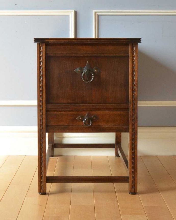 ブランケットボックス・収納ボックス アンティーク家具 オーク材のクラシックなアンティーク家具、引き出し付きのブランケットボックス。横から見てもキレイですもちろん、横顔だってキレイ!どこから見ても絵になります。(k-2071-f)