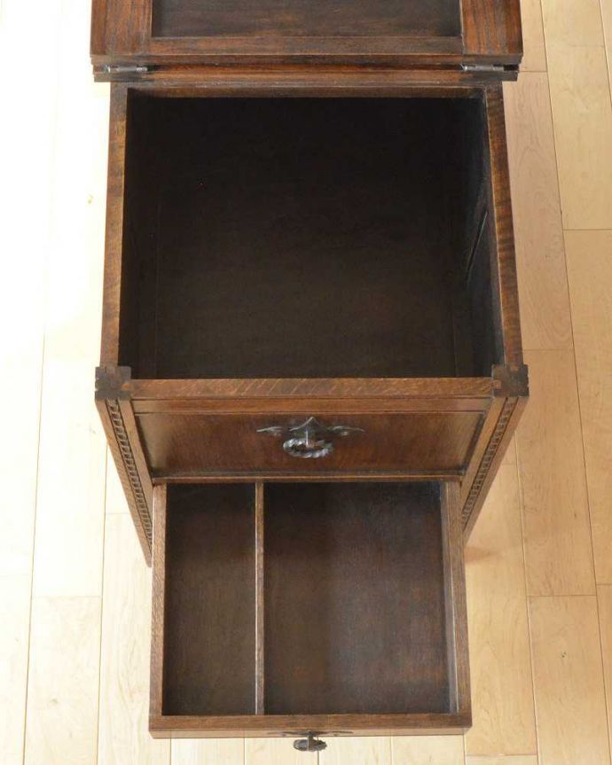 ブランケットボックス・収納ボックス アンティーク家具 オーク材のクラシックなアンティーク家具、引き出し付きのブランケットボックス。フタを開くと・・・本やクッション、ブランケットなど、リビングで散らかっているものをたっぷり収納できます。(k-2071-f)