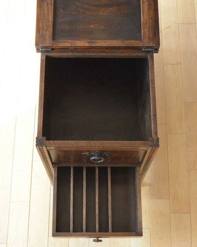 ブランケットボックス・収納ボックス アンティーク家具 オーク材のクラシックなアンティーク家具、引き出し付きのブランケットボックス。こちら側もきれい左右に一つずつ引き出しが付いています。(k-2071-f)