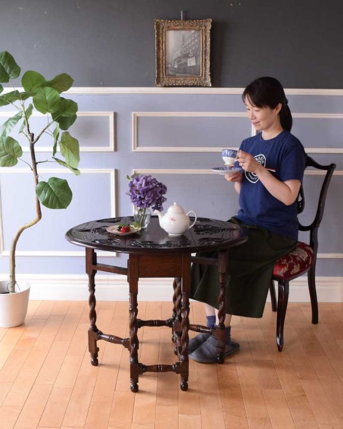 アンティークのテーブル アンティーク家具 見事なお花の彫刻が美しいイギリスで見つけたアンティークゲートレッグテーブル。使い方に合わせて3通りで使えるアンティークの定番アンティーク家具の定番テーブルと言えばゲートレッグテーブル。(k-2072-f)