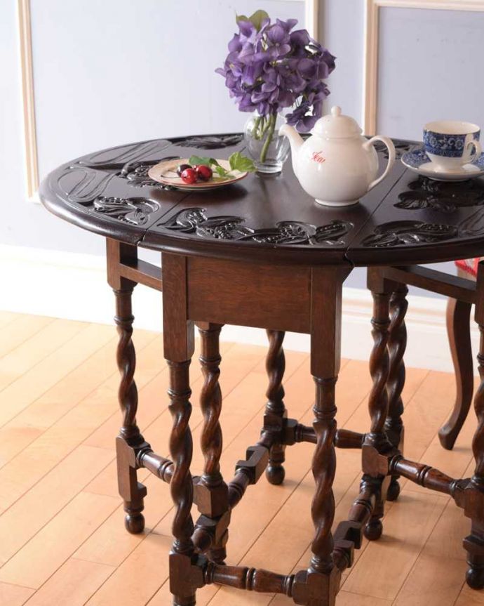 アンティークのテーブル アンティーク家具 見事なお花の彫刻が美しいイギリスで見つけたアンティークゲートレッグテーブル。自慢はやっぱりゲート(門)のような脚まるでゲート(門)が開くような脚の形から名前が付けられたゲートレッグテーブル。(k-2072-f)