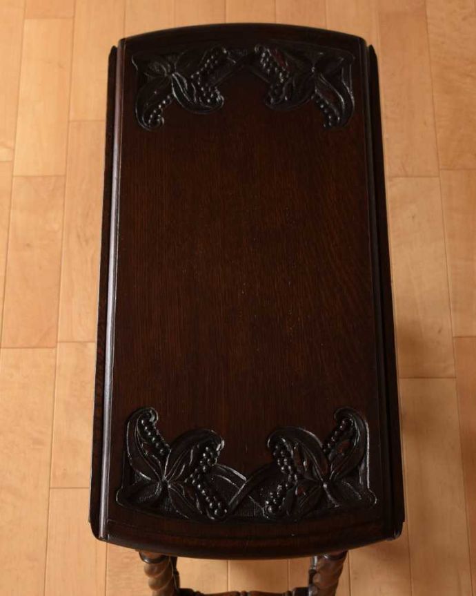 アンティークのテーブル アンティーク家具 見事なお花の彫刻が美しいイギリスで見つけたアンティークゲートレッグテーブル。畳むとこんなにスリムなサイズリーフを閉じた状態のテーブルを上から見るとこんな感じ。(k-2072-f)