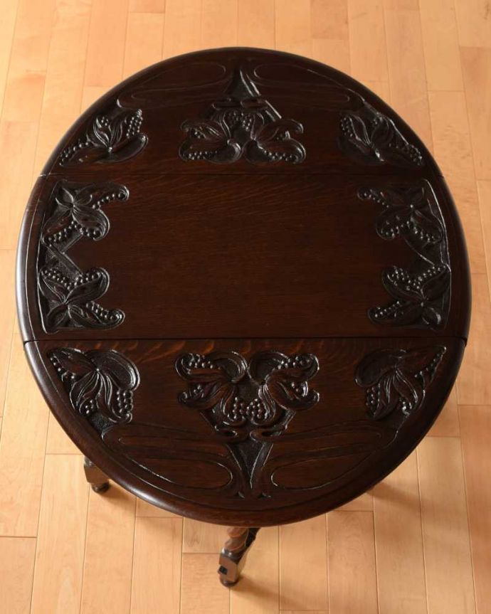 アンティークのテーブル アンティーク家具 見事なお花の彫刻が美しいイギリスで見つけたアンティークゲートレッグテーブル。天板の修復には自信があります。(k-2072-f)