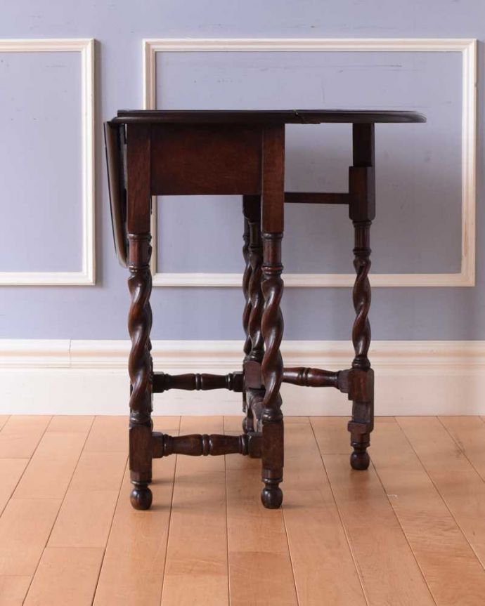 アンティークのテーブル アンティーク家具 見事なお花の彫刻が美しいイギリスで見つけたアンティークゲートレッグテーブル。片方開くと・・・・片方のリーフを開くとこんな感じ。(k-2072-f)