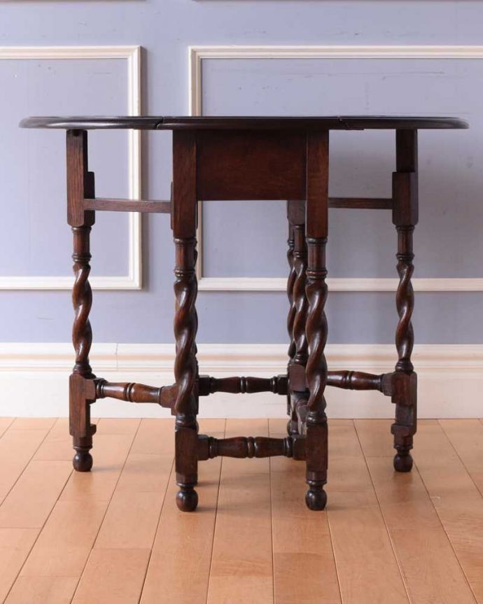 アンティークのテーブル アンティーク家具 見事なお花の彫刻が美しいイギリスで見つけたアンティークゲートレッグテーブル。両方開けば大きなサイズゲートレッグテーブルはゲートが開くように作られた脚のデザインも印象的。(k-2072-f)