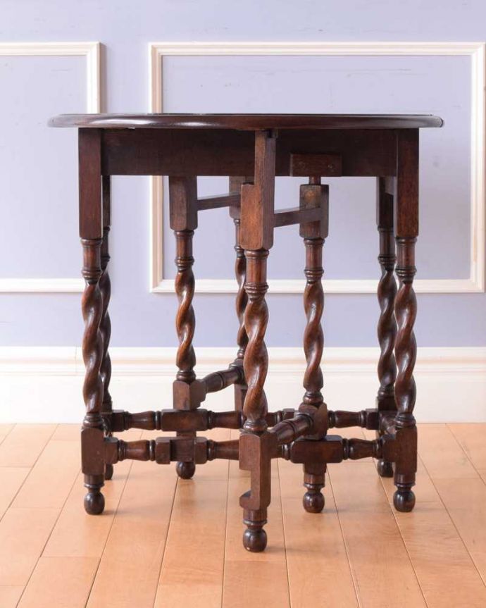 アンティークのテーブル アンティーク家具 見事なお花の彫刻が美しいイギリスで見つけたアンティークゲートレッグテーブル。クルッと回転。(k-2072-f)