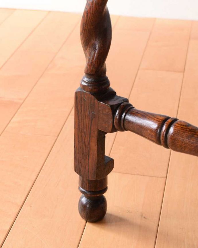 アンティークのテーブル アンティーク家具 見事なお花の彫刻が美しいイギリスで見つけたアンティークゲートレッグテーブル。持ち上げなくても移動できます!Handleのアンティークは、脚の裏にフェルトキーパーをお付けしていますので、持ち上げなくても床を滑らせて移動させることが出来ます。(k-2072-f)