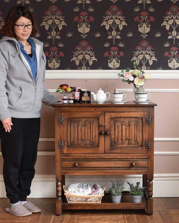 アンティークのキャビネット　アンティーク家具　扉の彫りがキレイな英国デザインのアンティーク家具、カップボードチェスト（食器棚）。見た目はもちろん実用的に使いやすいオープン棚扉が付いていないオープンタイプの本棚は、便利に使える実力派。(k-2073-f)