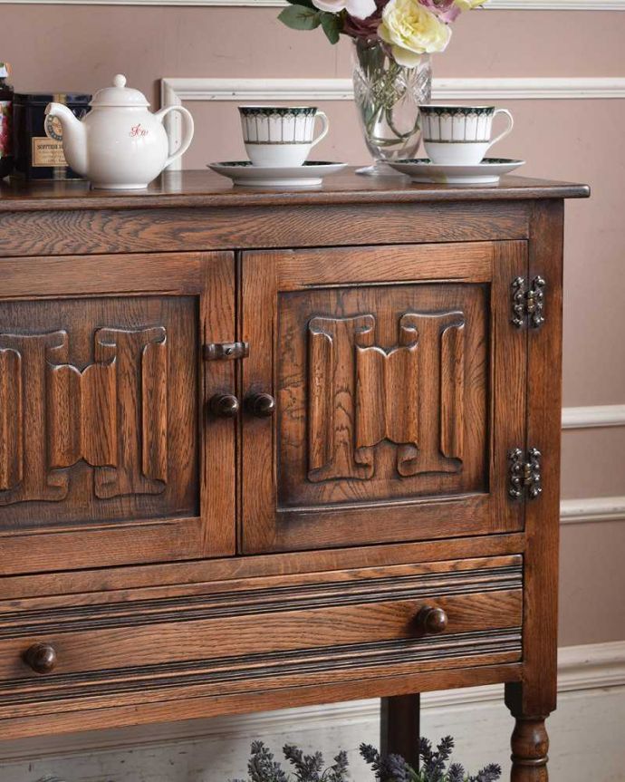 アンティークのキャビネット　アンティーク家具　扉の彫りがキレイな英国デザインのアンティーク家具、カップボードチェスト（食器棚）。扉収納も付いている実力派オープン棚だけじゃなく扉も付いているので、見た目もアンティークらしさたっぷりの美しさ。(k-2073-f)