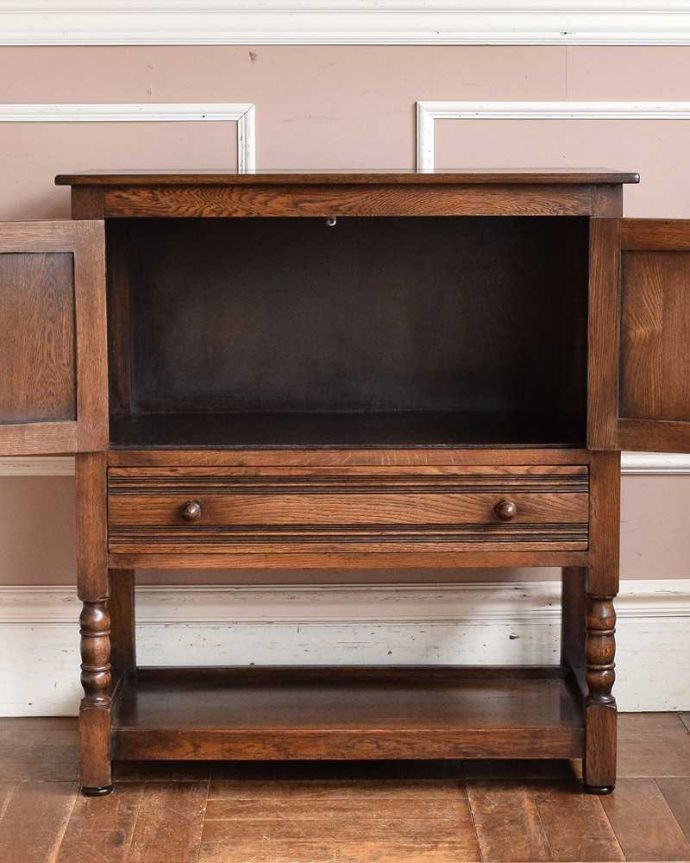 アンティークのキャビネット　アンティーク家具　扉の彫りがキレイな英国デザインのアンティーク家具、カップボードチェスト（食器棚）。扉の中を開けみると･･･閉じれば見えない扉の中も、もちろん専門の職人がキレイに修復しました。(k-2073-f)