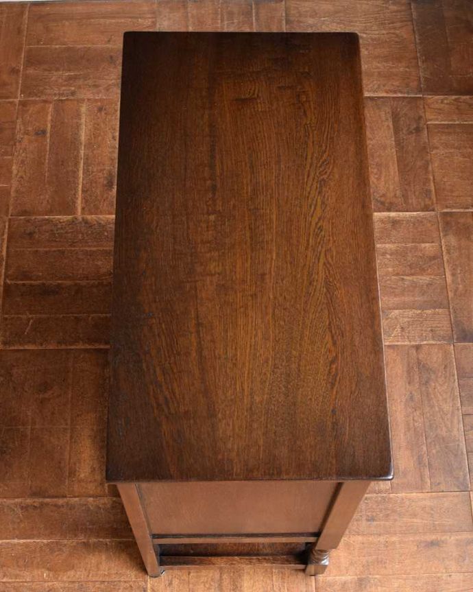 アンティークのキャビネット　アンティーク家具　扉の彫りがキレイな英国デザインのアンティーク家具、カップボードチェスト（食器棚）。上から見てみると･･･天板の塗装も修復の際、もちろんキレイにお直ししました。(k-2073-f)