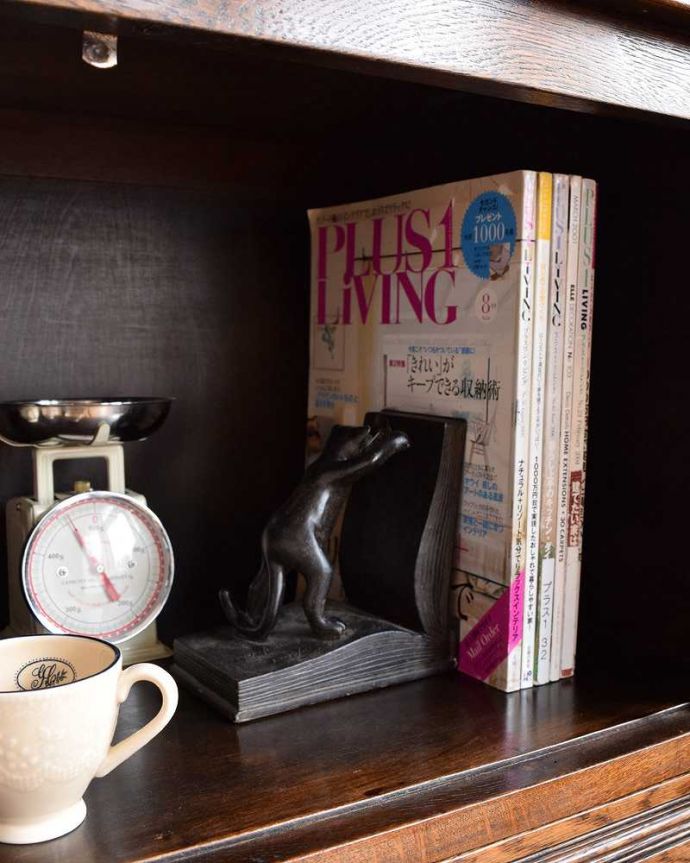 アンティークのキャビネット　アンティーク家具　扉の彫りがキレイな英国デザインのアンティーク家具、カップボードチェスト（食器棚）。A4サイズも収納出来ちゃう優れものA4サイズの雑誌までしっかり収納出来ちゃう大きさ。(k-2073-f)