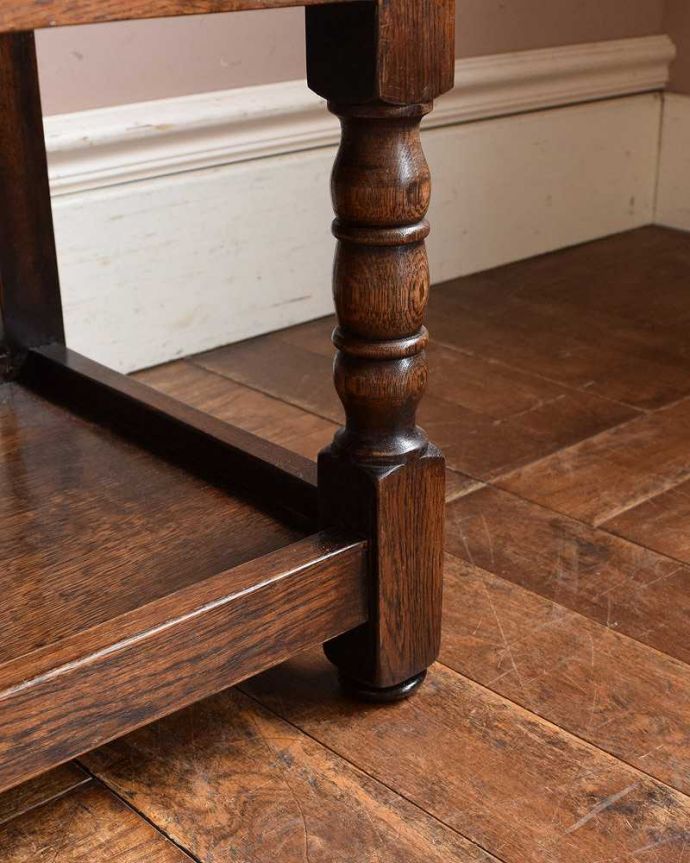 アンティークのキャビネット　アンティーク家具　扉の彫りがキレイな英国デザインのアンティーク家具、カップボードチェスト（食器棚）。女性１人でラクラク運べちゃうんですHandleのアンティークは、脚の裏にフェルトキーパーをお付けしています。(k-2073-f)