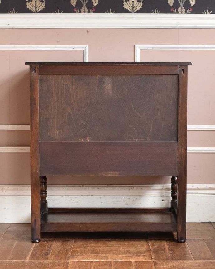 アンティークのキャビネット　アンティーク家具　扉の彫りがキレイな英国デザインのアンティーク家具、カップボードチェスト（食器棚）。後ろ姿もチェックして下さいアンティークは新品ではないので、経年変化によるキズはありますが、専門の職人がキレイにお直しをしているので、後ろ姿までキレイです。(k-2073-f)