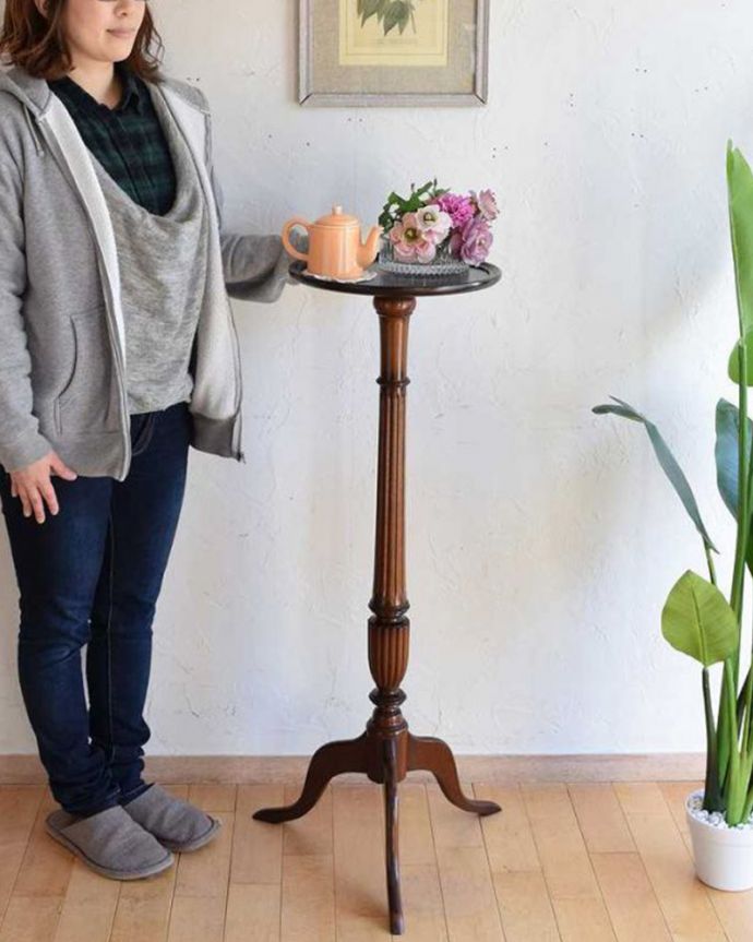 プランツスタンド・ケーキスタンド　アンティーク家具　英国から届いたマホガニー材のアンティーク家具、植物を置いて使うプランツスタンド。スラッと背が高く美しいプランツスタンドアンティーク家具の中でもさらに贅沢なアンティーク。(k-2074-f)