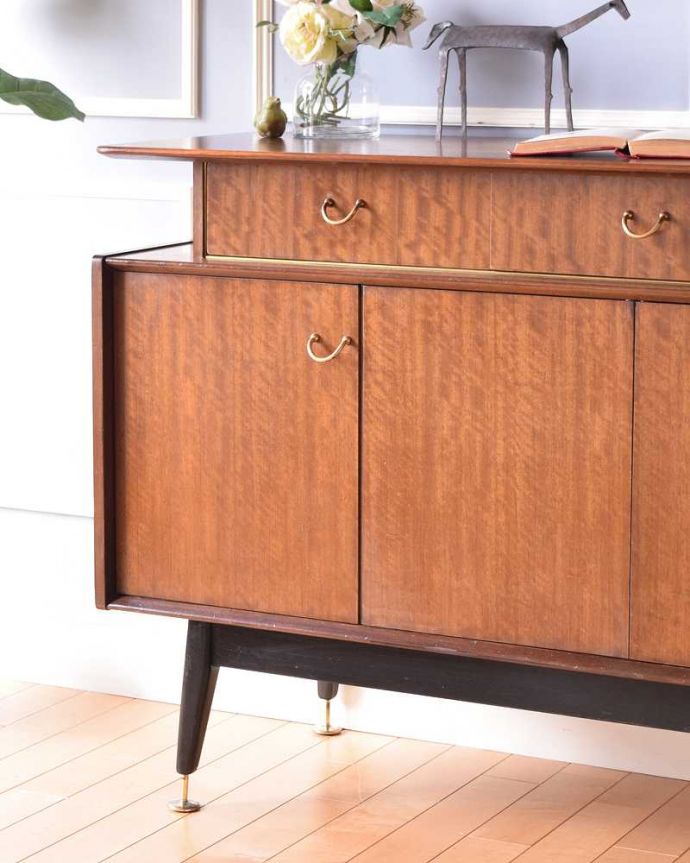 G-PLAN(Gプラン)　アンティーク家具　北欧スタイルのヴィンテージ家具、G-PLAN社の素敵なサイドボード（トラー＆ブラック）。ヴィンテージ家具らしいあたたかさ。(k-2075-f)