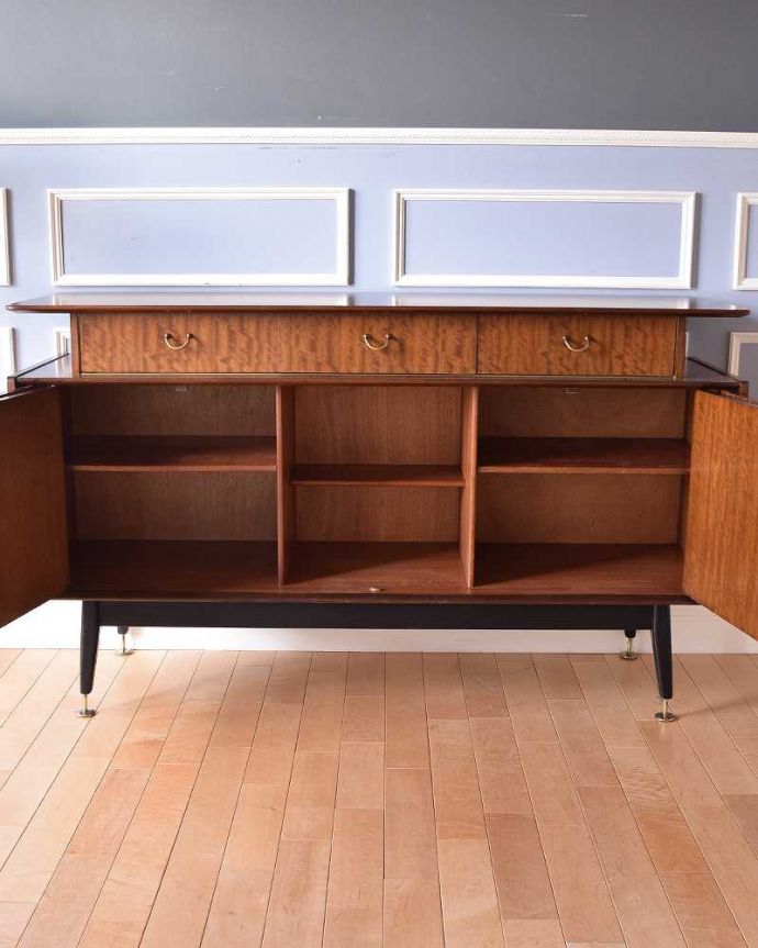 G-PLAN(Gプラン)　アンティーク家具　北欧スタイルのヴィンテージ家具、G-PLAN社の素敵なサイドボード（トラー＆ブラック）。扉の奥はたっぷり収納扉を開けると、中にはたっぷりの収納。(k-2075-f)