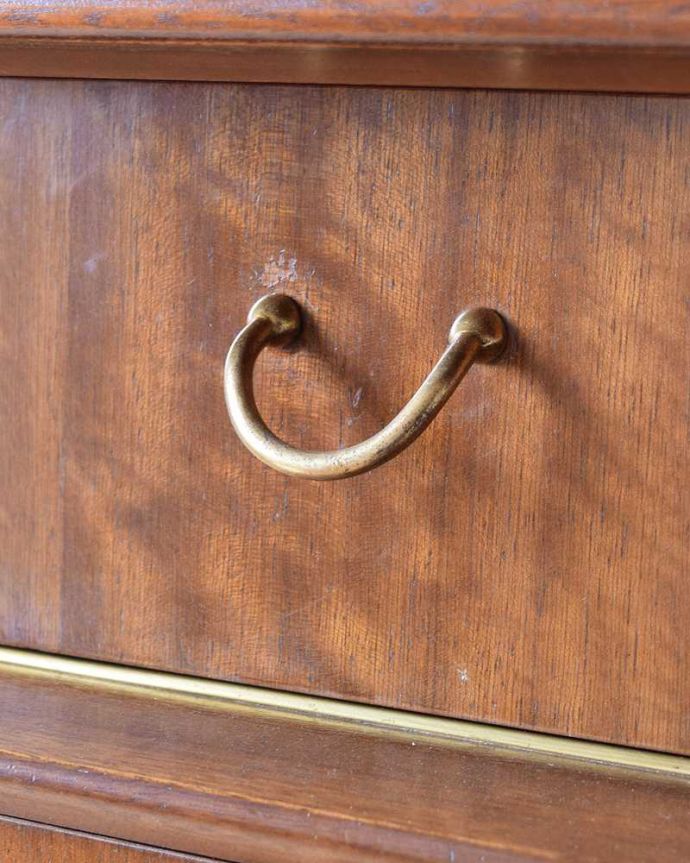 G-PLAN(Gプラン)　アンティーク家具　北欧スタイルのヴィンテージ家具、G-PLAN社の素敵なサイドボード（トラー＆ブラック）。扉の木目があたたかさを演出クールなデザインなのに、なんだかほっとするあたたかさ。(k-2075-f)