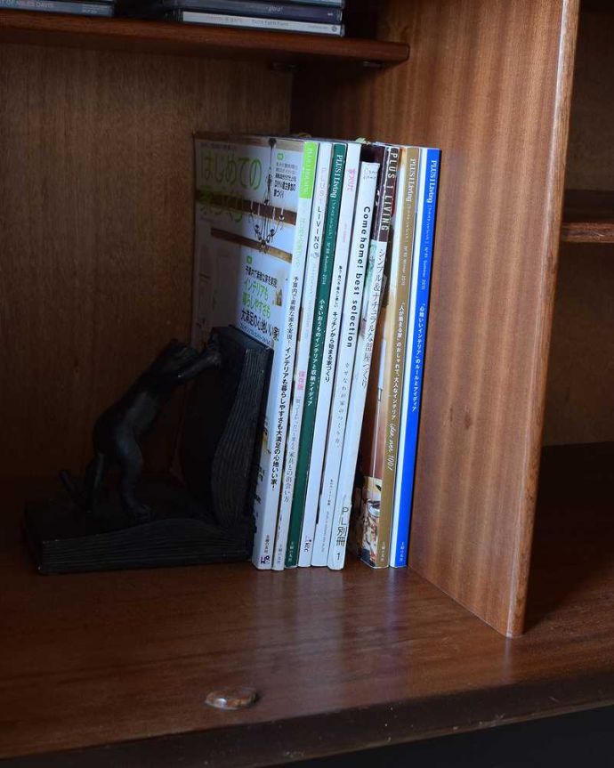 G-PLAN(Gプラン)　アンティーク家具　北欧スタイルのヴィンテージ家具、G-PLAN社の素敵なサイドボード（トラー＆ブラック）。扉の中は収納たっぷりA4サイズの雑誌までしっかり収納出来ちゃう大きさ。(k-2075-f)