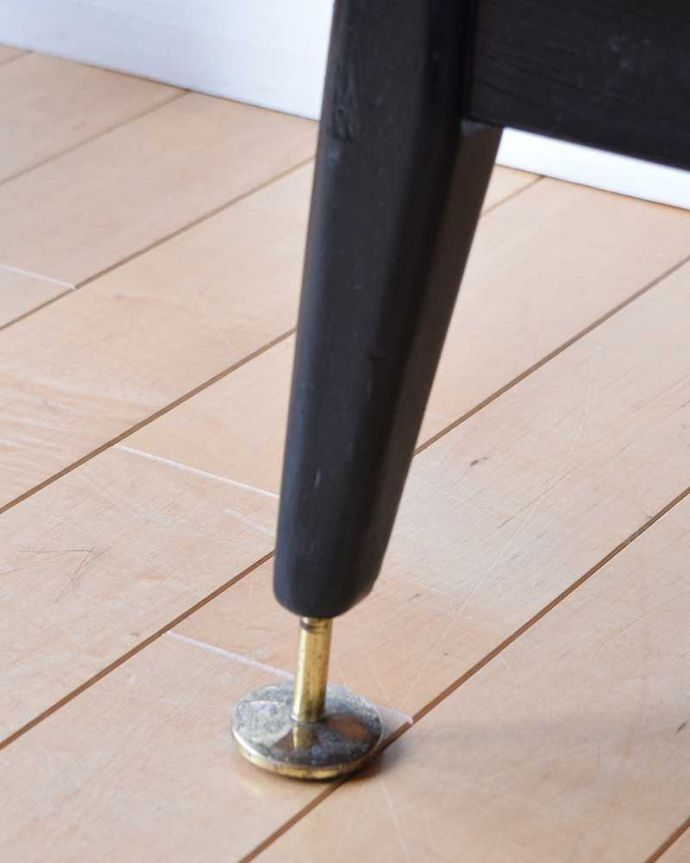 G-PLAN(Gプラン)　アンティーク家具　北欧スタイルのヴィンテージ家具、G-PLAN社の素敵なサイドボード（トラー＆ブラック）。スッキリとした脚の裏には…Handleの家具の脚裏にはフェルトキーパーをお付けしています。(k-2075-f)