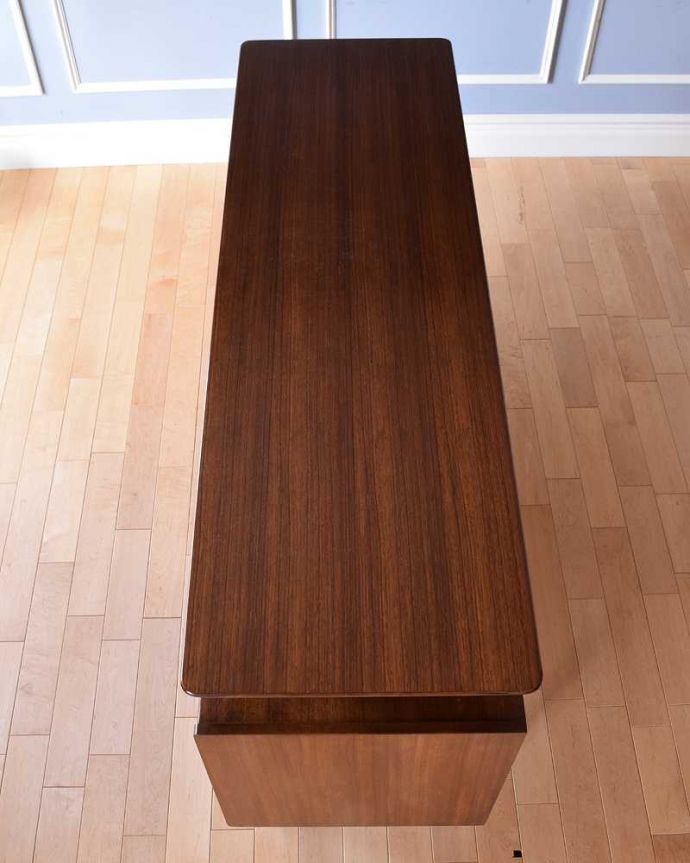 G-PLAN(Gプラン)　アンティーク家具　北欧スタイルのヴィンテージ家具、G-PLAN社の素敵なサイドボード（トラー＆ブラック）。天板の塗装もキレイに仕上げましたヴィンテージの家具は修復方法が様々。(k-2075-f)