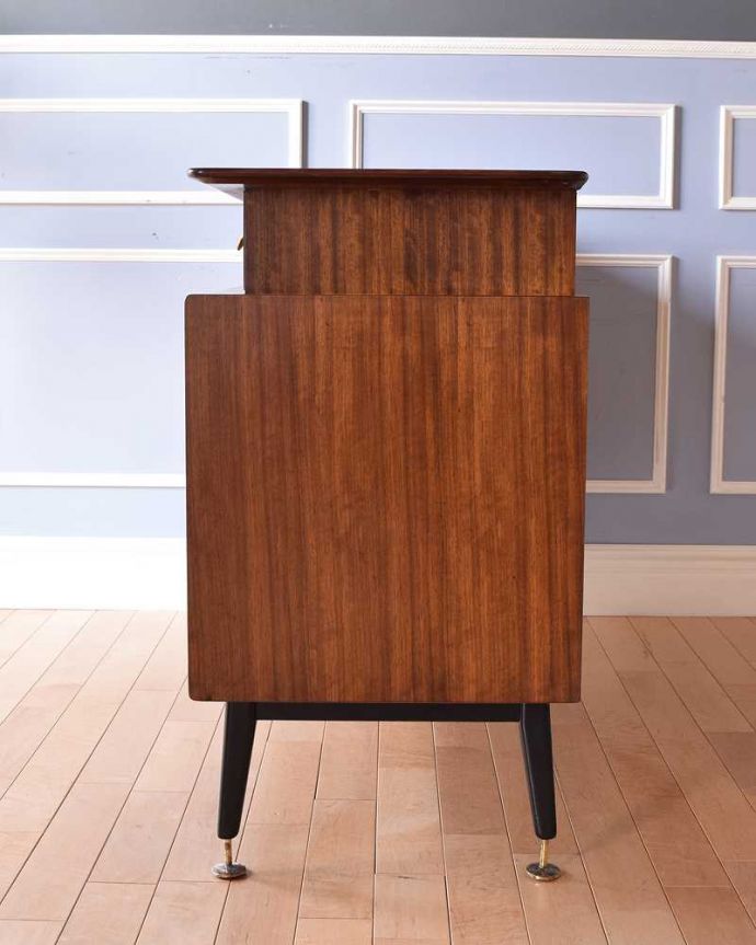 G-PLAN(Gプラン)　アンティーク家具　北欧スタイルのヴィンテージ家具、G-PLAN社の素敵なサイドボード（トラー＆ブラック）。横から見てもスッキリどこから見てもスッキリとしてステキなヴィンテージ。(k-2075-f)