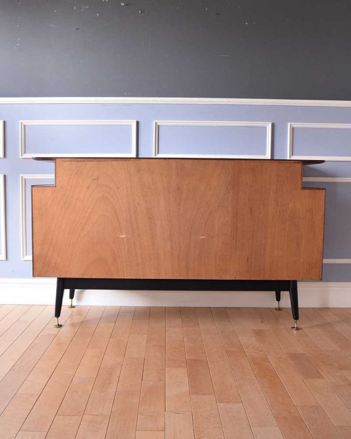 G-PLAN(Gプラン)　アンティーク家具　北欧スタイルのヴィンテージ家具、G-PLAN社の素敵なサイドボード（トラー＆ブラック）。もちろん後ろ姿もキレイですビンテージは新品ではないので、もちろん経年変化によるキズはあります。(k-2075-f)