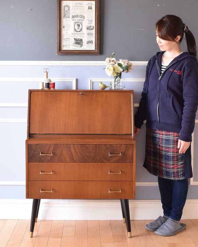 ビューロー　アンティーク家具　ブラックの脚がカッコイイ、イギリスで見つけたヴィンテージビューロー。スッキリとした立ち姿がカッコいい北欧スタイルの家具カッコいいお部屋を作りたい方におススメの北欧デザインの家具。(k-2076-f)