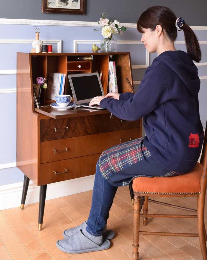 ビューロー　アンティーク家具　ブラックの脚がカッコイイ、イギリスで見つけたヴィンテージビューロー。実は･･･デスクが隠れていますスッキリとしたデザインのサイドボード。(k-2076-f)