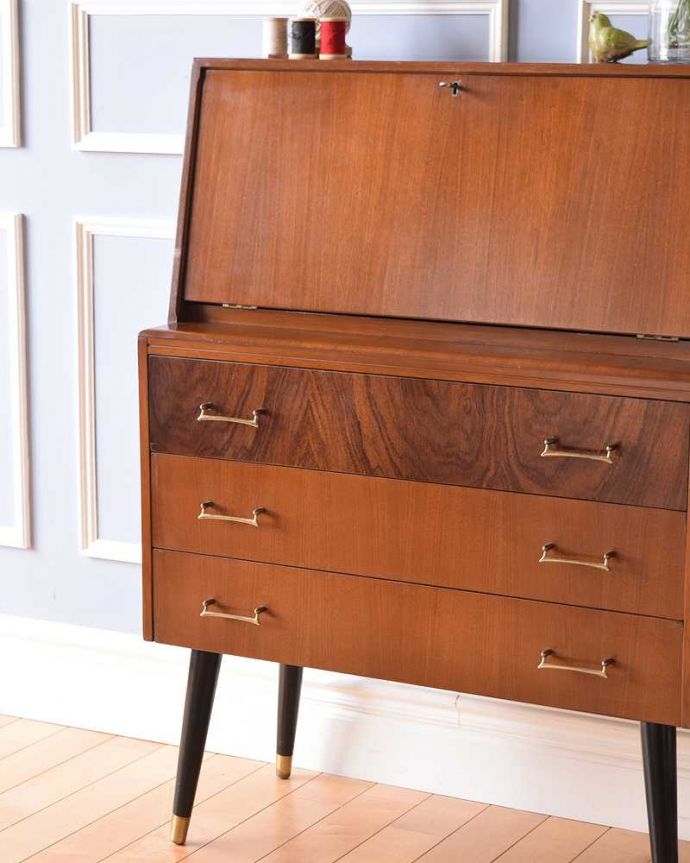 ビューロー　アンティーク家具　ブラックの脚がカッコイイ、イギリスで見つけたヴィンテージビューロー。扉の木目から伝わるあたたかさヴィンテージ家具らしいクールなデザイン。(k-2076-f)