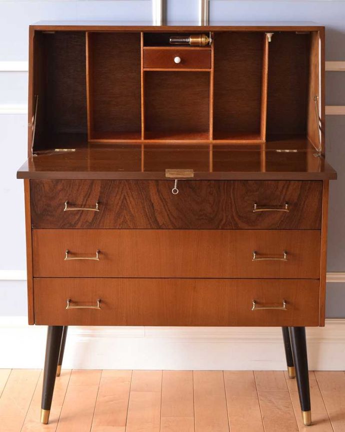 ビューロー　アンティーク家具　ブラックの脚がカッコイイ、イギリスで見つけたヴィンテージビューロー。見た目だけじゃなく収納力もバッチリの実力派ご希望の方にはさらにスッキリ収納できるようコード配線用の穴あけ加工を施してからお届けします（有料+3000円）お気軽にご連絡下さい。(k-2076-f)