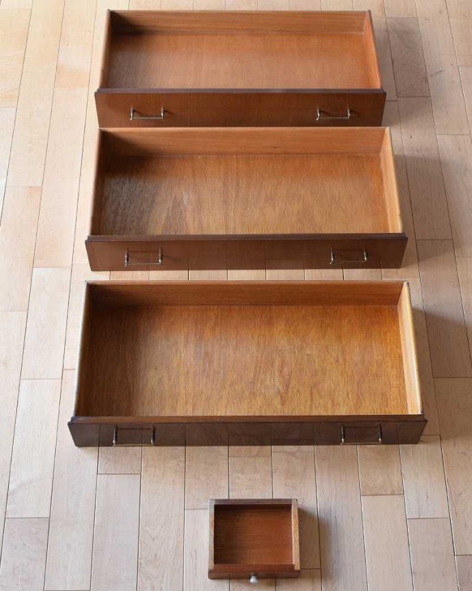 ビューロー　アンティーク家具　ブラックの脚がカッコイイ、イギリスで見つけたヴィンテージビューロー。キレイにお直ししました引き出しの中も修復の際、専門の職人がキレイにしました。(k-2076-f)